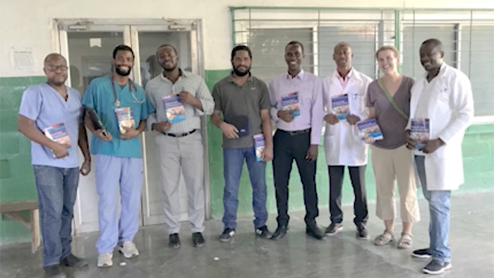 M&eacute;dico trabajando en la tableta