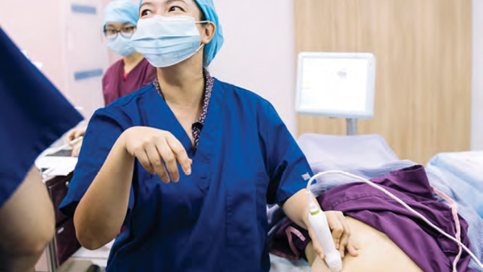 Tel&eacute;fono junto al producto Lumify