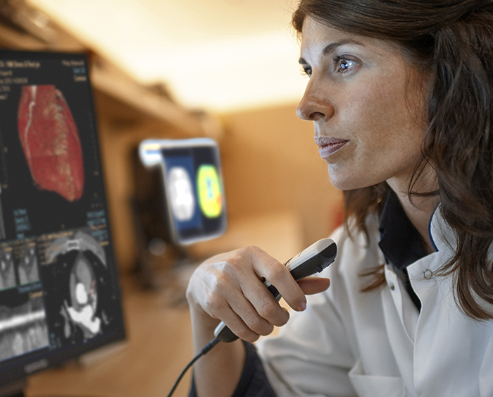 Cardi&oacute;logo intervencionista que observa im&aacute;genes cl&iacute;nicas